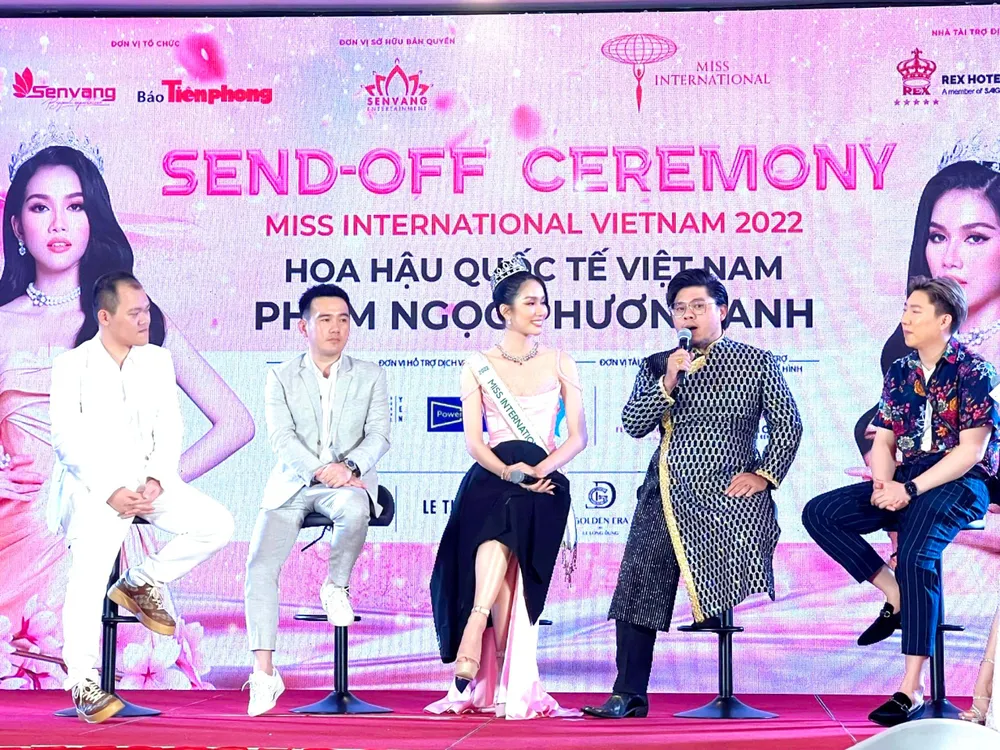 NTK Lê Long Dũng bật mí về trang phục dân tộc tại họp báo. Ảnh: TIỂU TÂN