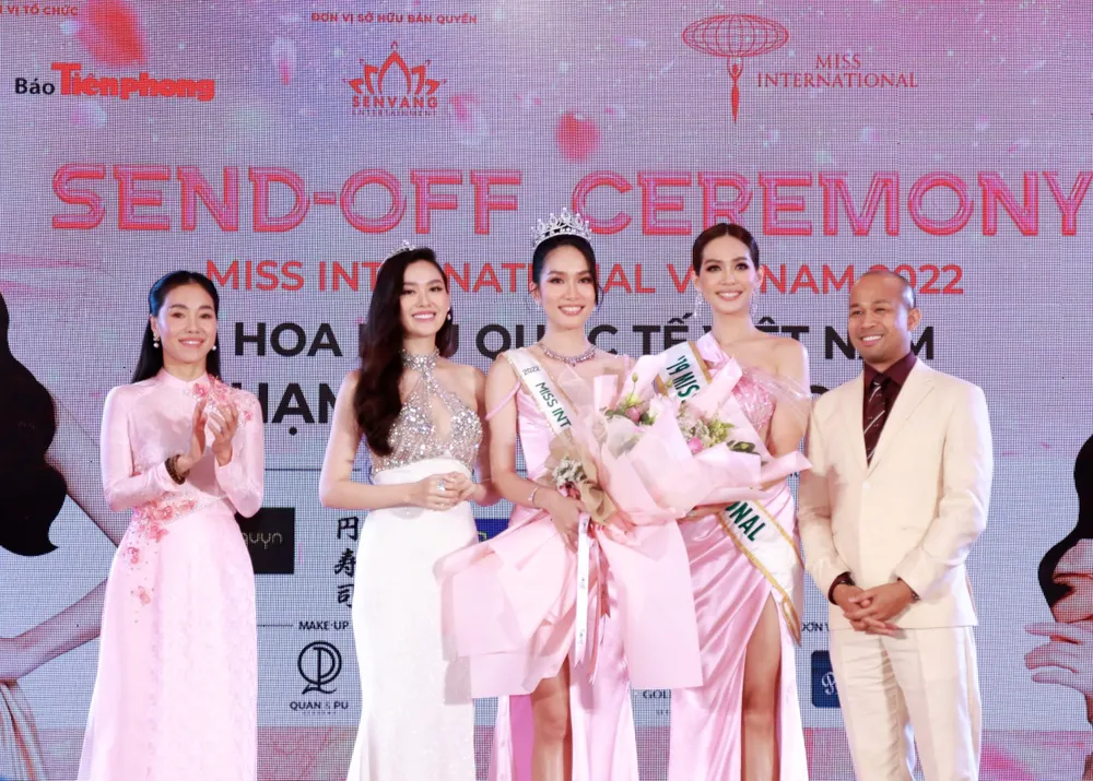 Phương Anh chính thức là đại diện Việt Nam tham dự Hoa hậu Quốc tế 2022. Bà Phạm Kim Dung (ngoài cùng bên phải) là một trong hai người phụ nữ có ảnh hưởng lớn với á hậu Phương Anh.