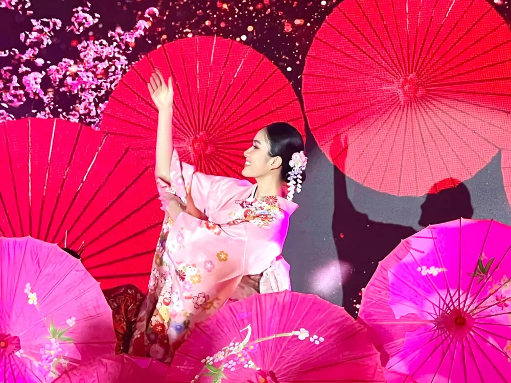 Á hậu Phương Anh múa yosakoi. Ảnh: TIỂU TÂN