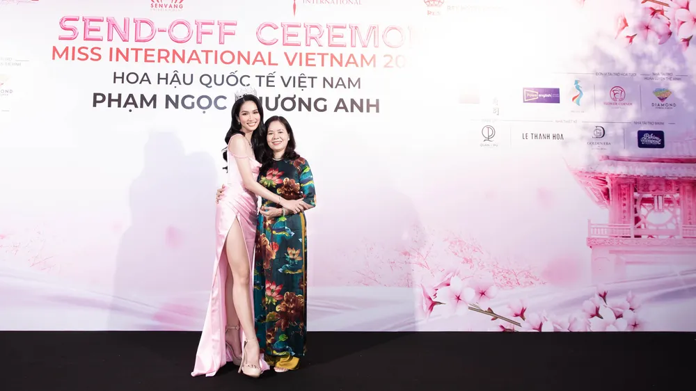 Á hậu Phương Anh và mẹ. Ảnh: SEN VÀNG