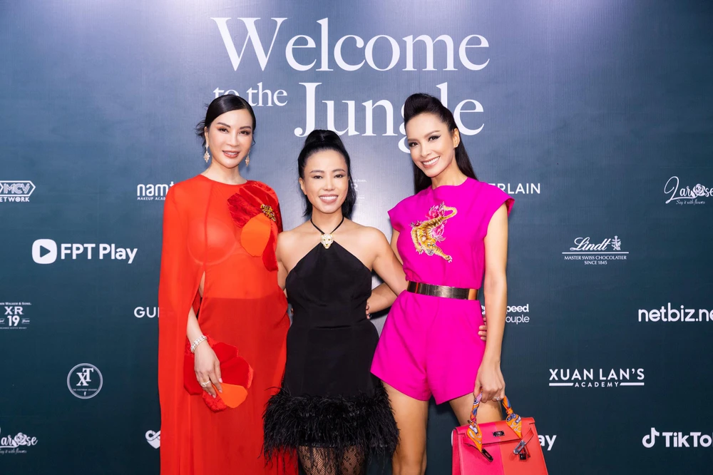 MC Thanh Mai, siêu mẫu Thúy Hạnh tới tham dự ủng hộ show Hà Linh Thư