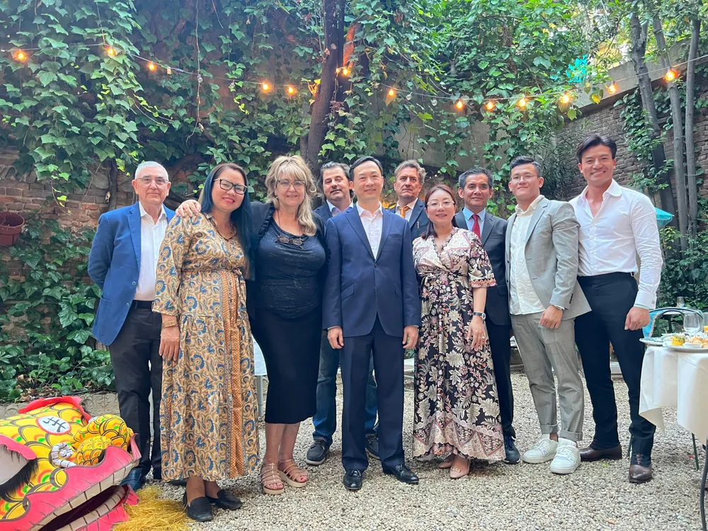 Hiếu Nguyễn cùng CEO Hà Trọng Thiện có chuyến công tác tại Italy