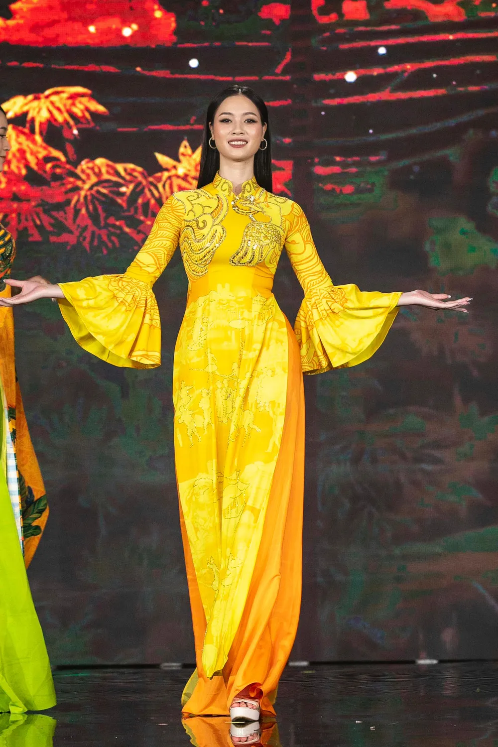 Đỗ Thị Ngọc Châm - 12 năm liên tiếp đạt học sinh giỏi; đạt giải Nhì học sinh thanh lịch THPT. Người đẹp có thể hát chầu văn và nhạc đỏ