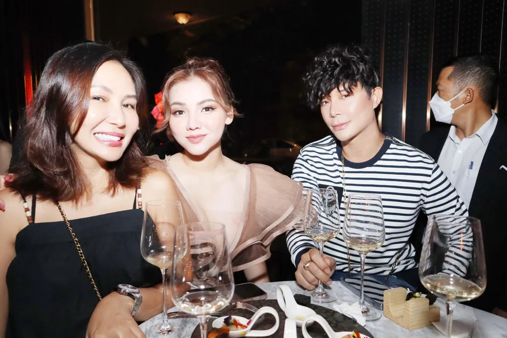 Cô gái xinh đẹp xuất hiện cạnh Nathan Lee mới đây