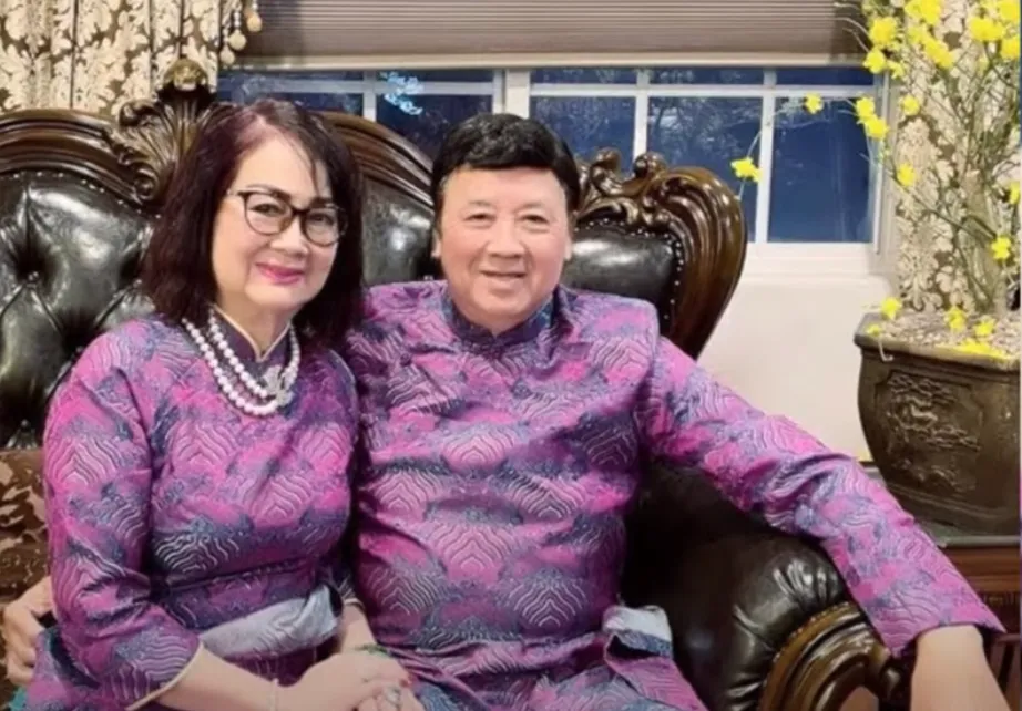 Nghệ sĩ Bảo Quốc bên bạn đời. Ảnh chụp màn hình