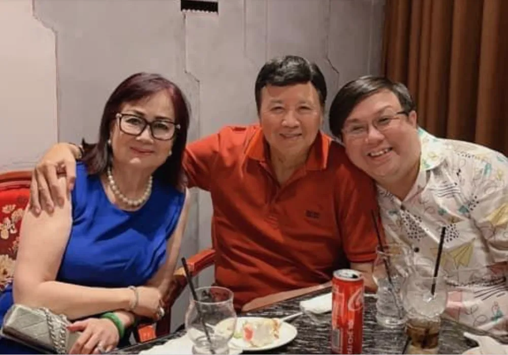 Vợ chồng nghệ sĩ Bảo Quốc bên cháu nội Lư Hoàng Gia Bảo. Ảnh: FBNV