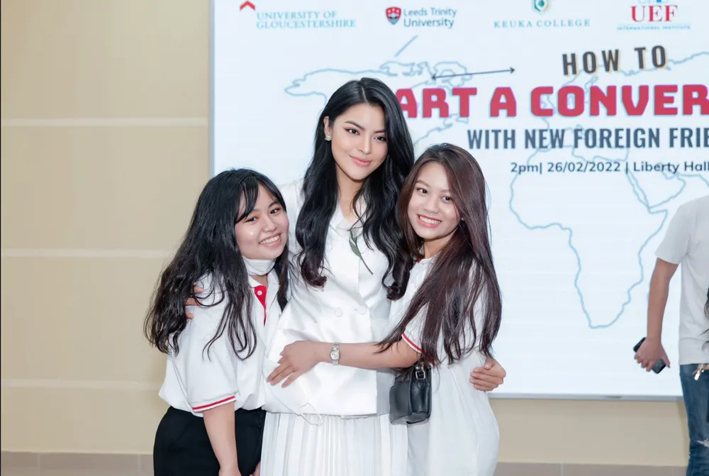 Phương Thảo bên học trò Phương Thảo bên học trò