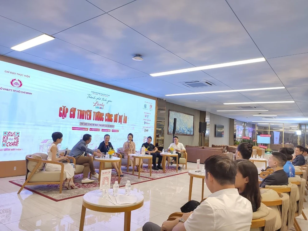 Đại diện Ban tổ chức giao lưu trả lời báo chí thông tin về dự án âm nhạc đặc biệt. Đại diện Ban tổ chức giao lưu trả lời báo chí thông tin về dự án âm nhạc đặc biệt.