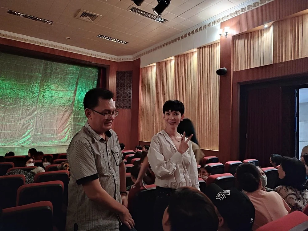 Nghệ sĩ Hữu Châu, siêu mẫu Xuân Lan cùng các nghệ sĩ NSND Kim Xuân, Don Nguyễn...Ảnh: NGUYỄN TRÀ