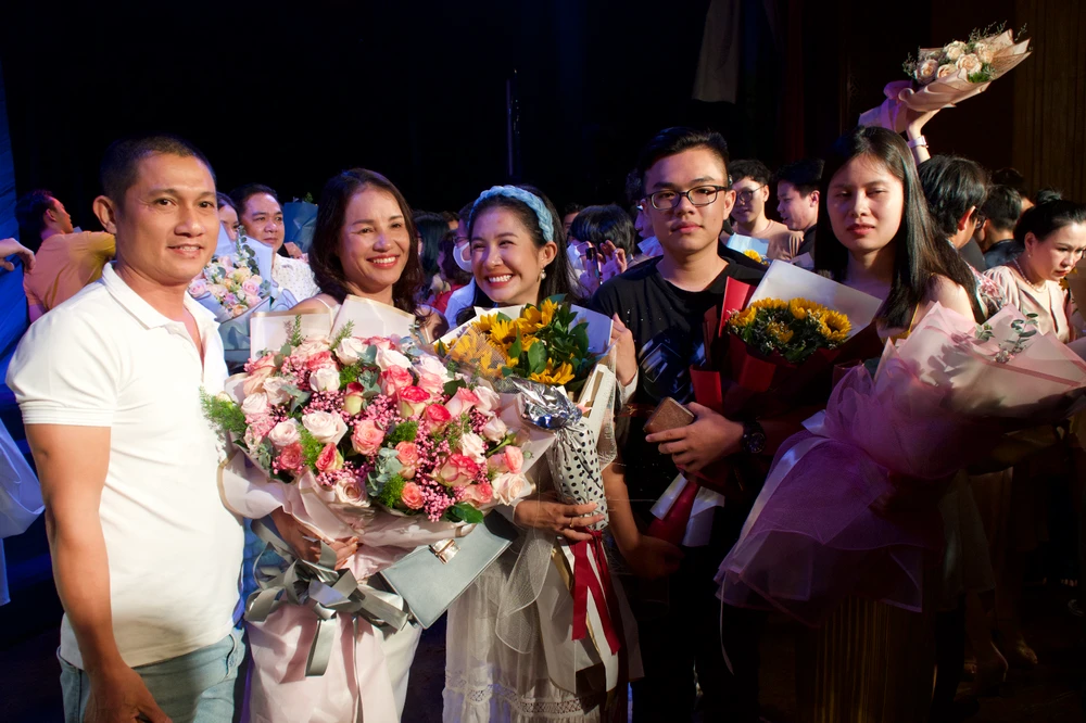 Gia đình người thân chúc mừng con em mình hoàn thành buổi báo cáo thi tốt nghiệp. Ảnh: HỮU BẰNG