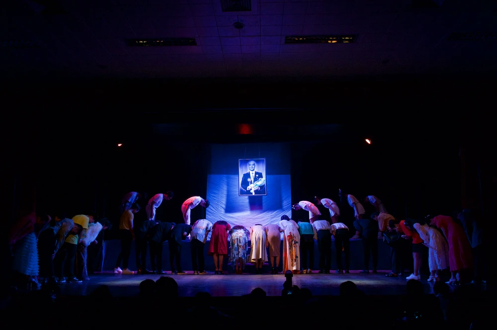 Khung cảnh các diễn viên trẻ cúi đầu trước di ảnh người thầy- đạo diễn Vũ Minh khiến nhiều khán giả rơi nước mắt. Ảnh: HỮU BẰNG