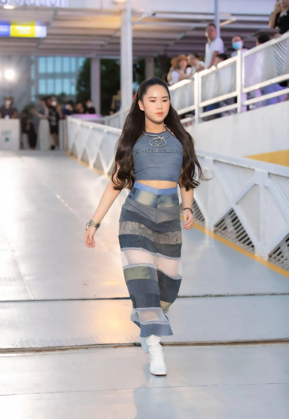 Miss Eco Teen International 2021 Bella Vũ trong trang phục tái chế độc lạ của NTK Phương Hồ