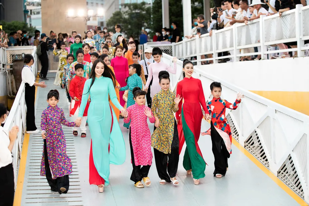 Đông đảo du khách thích thú đứng lại chụp hình cổ vũ dàn mẫu nhí