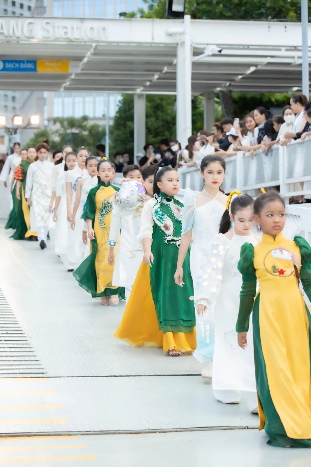 Mẫu nhí trình diễn BST Cá chép hoá rồng của NTK Phương Hồ