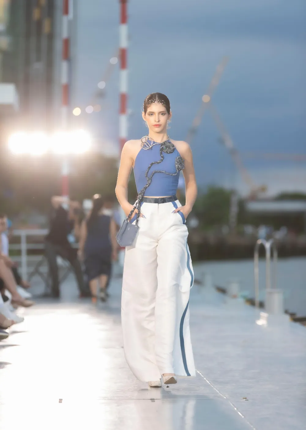 ‘Bù Tọt’ Ngân Chi và dàn mẫu nhí trình diễn trên Bến Bạch Đằng ảnh 5