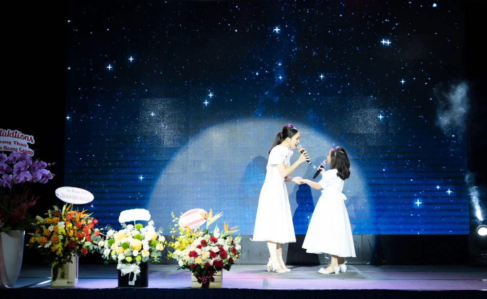 Ca sĩ Thái Ngọc Bích - bà xã ca sĩ Phan Đinh Tùng cùng con gái nhỏ song ca mở đầu chương trình. Ảnh: TUẤN VÕ Ca sĩ Thái Ngọc Bích - bà xã ca sĩ Phan Đinh Tùng cùng con gái nhỏ song ca mở đầu chương trình. Ảnh: TUẤN VÕ