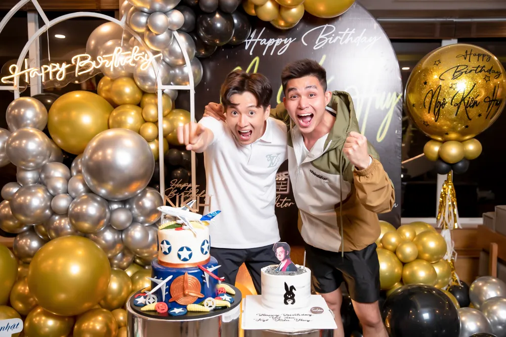 Ngô Kiến Huy nhí nhố bên Jun Phạm. Bận rộn với công việc khi liên tục quay chương trình &quot;2 Ngày 1 Đêm&quot; mà Huy là 1 trong 6 thành viên chính và &quot;100 triệu 1 phút&quot; mà Ngô Kiến Huy làm host nên không có thời gian riêng tổ chức sinh nhật cho mình. Ảnh: TRÍ BÙI