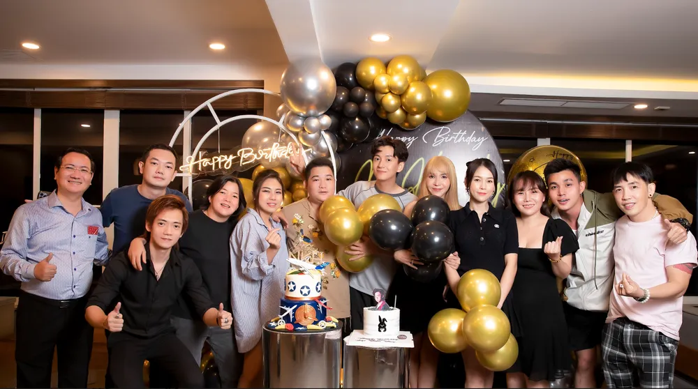 Ngô Kiến Huy ‘hú hồn’ vì được nhóm bạn thân làm tiệc sinh nhật bất ngờ. ẢNH: TRÍ BÙI