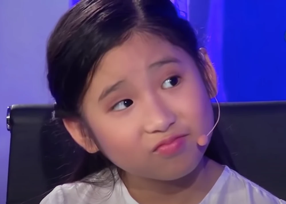 Ju Uyên Nhi cô bé có gương mặt bầu bĩnh sở hữu chất giọng nội lực và những màn hoá thân cực ngọt đăng quang Quán quân Gương mặt thân quen nhí 2014. Ảnh chụp màn hình Ju Uyên Nhi cô bé có gương mặt bầu bĩnh sở hữu chất giọng nội lực và những màn hoá thân cực ngọt đăng quang Quán quân Gương mặt thân quen nhí 2014. Ảnh chụp màn hình