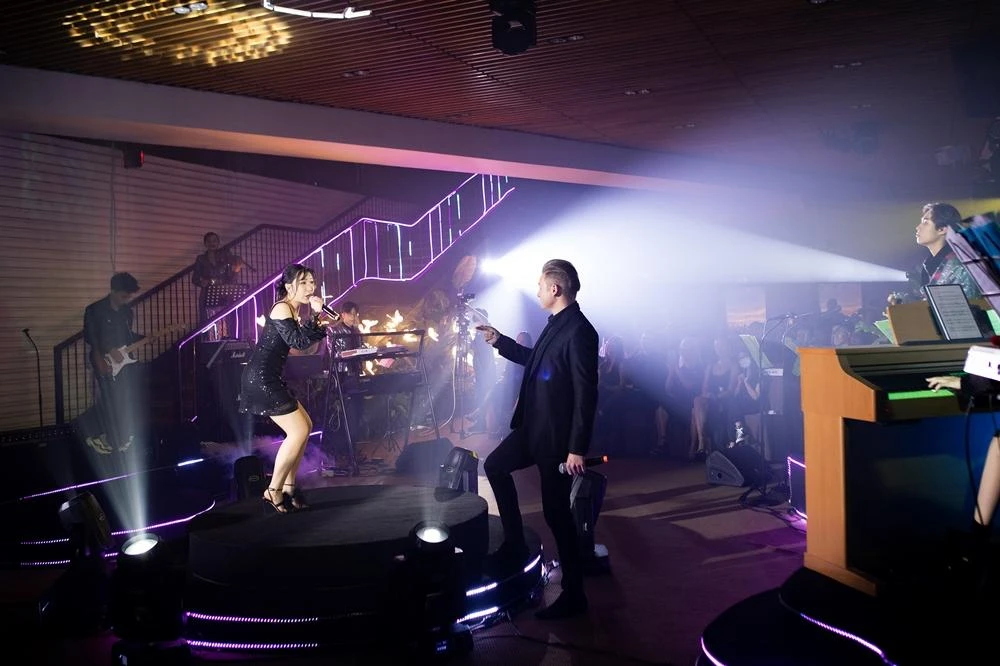 Màn tái hợp giữa Ju Uyên Nhi và nam ca sĩ Kyo York trong ca khúc “Ô kìa đời bỗng dưng vui”. Ảnh: Kiengcan Team Màn tái hợp giữa Ju Uyên Nhi và nam ca sĩ Kyo York trong ca khúc “Ô kìa đời bỗng dưng vui”. Ảnh: Kiengcan Team