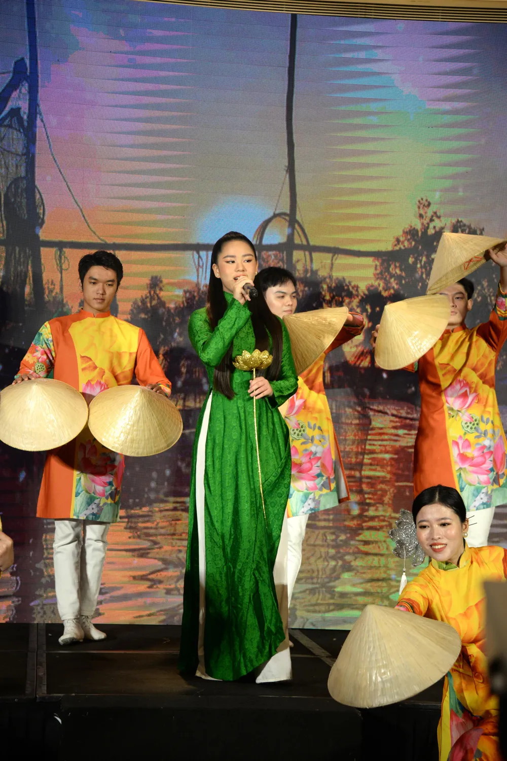 Hoa hậu Bella Vũ hát mở đầu chương trình. Ảnh: NGUYỄN TRÀ