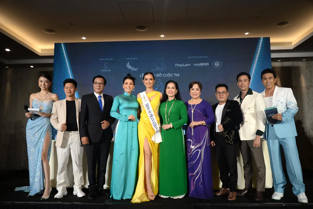 Hoa hậu Mutya Johanna Datul khoe sắc bên ban giám khảo và ban tổ chức cuộc thi. Ảnh: NGUYỄN TRÀ