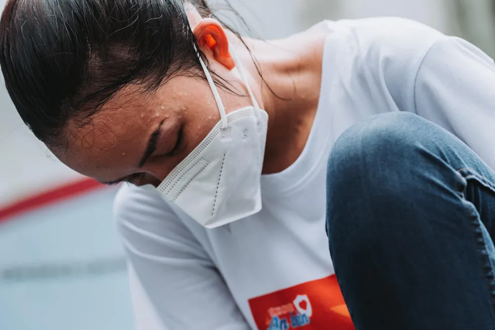 Ngọc Châu mướt mồ hôi sau khi tháo bỏ đồ bảo hộ. Hình ảnh được ghi lại trong những ngày tham gia tình nguyện chống dịch. Ảnh: FB Quỳnh Hoa Ngọc Châu mướt mồ hôi sau khi tháo bỏ đồ bảo hộ. Hình ảnh được ghi lại trong những ngày tham gia tình nguyện chống dịch. Ảnh: FB Quỳnh Hoa