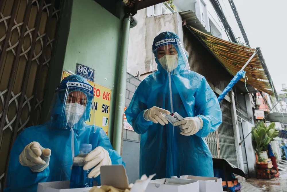 Ngọc Châu cùng MC Quỳnh Hoa đang viết code hỗ trợ y bác sĩ lấy mẫu xét nghiệm ở một con hẻm phong tỏa ở Quận 7 Ngọc Châu cùng MC Quỳnh Hoa đang viết code hỗ trợ y bác sĩ lấy mẫu xét nghiệm ở một con hẻm phong tỏa ở Quận 7