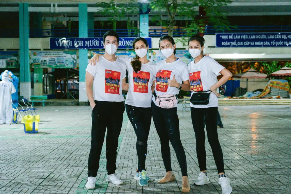 Ngọc Châu cùng Á hậu Vũ Hoàng My, Á hậu Mâu Thuỷ và Á vương quốc tế Hoàng Phi Kha trong một lần đi điều phối lấy mẫu xét nghiệm ở quận Bình Tân. Ngọc Châu cùng Á hậu Vũ Hoàng My, Á hậu Mâu Thuỷ và Á vương quốc tế Hoàng Phi Kha trong một lần đi điều phối lấy mẫu xét nghiệm ở quận Bình Tân.