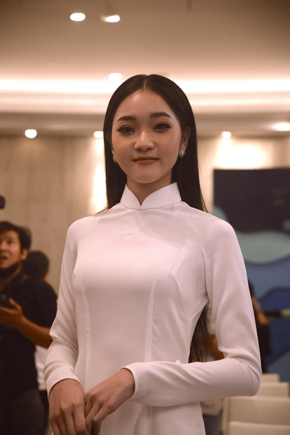 Nữ sinh dịu dàng trong tà áo dài trắng khoe sắc tại họp báo Hoa hậu biển đảo Việt Nam. Ảnh: NGUYỄN TRÀ