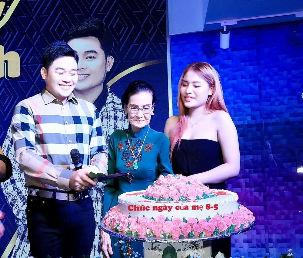 Ca sĩ Khánh Bình nguyện sống độc thân đến hết đời để chăm con và mẹ già ảnh 4 Ca sĩ Khánh Bình nguyện sống độc thân đến hết đời để chăm con và mẹ già ảnh 4