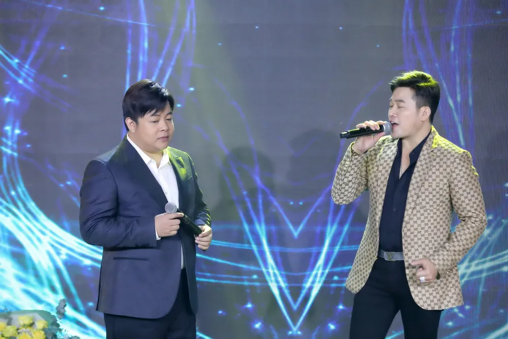 Khánh Bình song ca cùng ca sĩ Quang Lê. Ảnh: HT Khánh Bình song ca cùng ca sĩ Quang Lê. Ảnh: HT