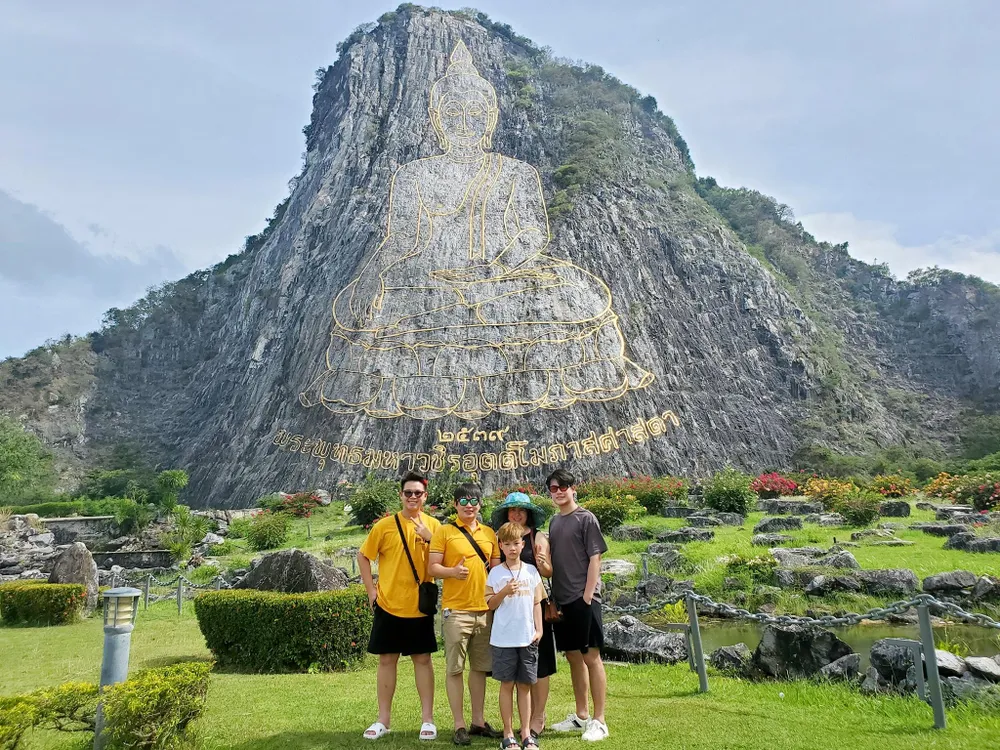 Sau khi hoàn thành show diễn tại Thái Lan, Phong Thiên được bố mẹ thưởng cho 1 chuyến tham quan khắp xứ sở Chùa Vàng, thưởng thức nhiều đặc sản cùng danh lam thắng cảnh tại đất nước xinh đẹp này. Sau khi hoàn thành show diễn tại Thái Lan, Phong Thiên được bố mẹ thưởng cho 1 chuyến tham quan khắp xứ sở Chùa Vàng, thưởng thức nhiều đặc sản cùng danh lam thắng cảnh tại đất nước xinh đẹp này.