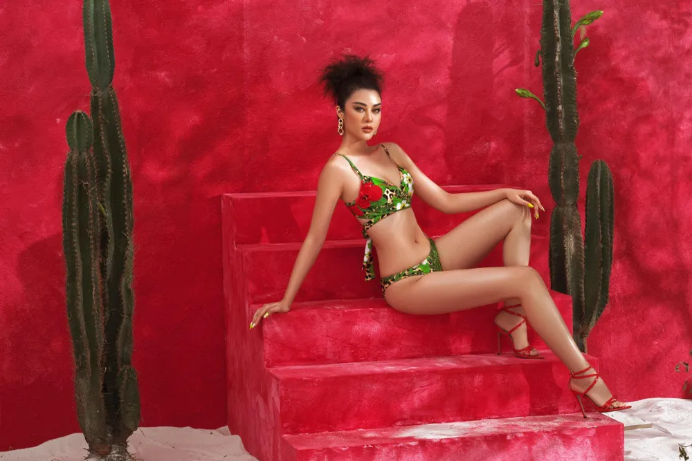 Nguyễn Hồng Diễm cô gái dân tộc Tày nổi bật với mái tóc ngắn cá tính và gương mặt sáng. Người đẹp Cao Bằng cao 1,76 m, số đo ba vòng 86-62-91 cm