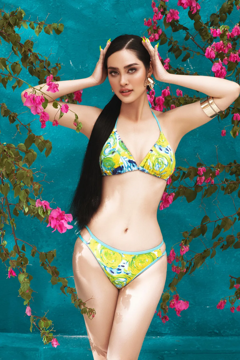 Nông Thúy Hằng từng thi Miss World Vietnam vào top 8 người đẹp truyền thông. Cô gái dân tộc Tày cũng từng góp mặt tại Hoa hậu Việt Nam và dừng chân ở top 35. Người đẹp Hà Giang cao 1m72 với số đo hình thể đẹp 87-62-91