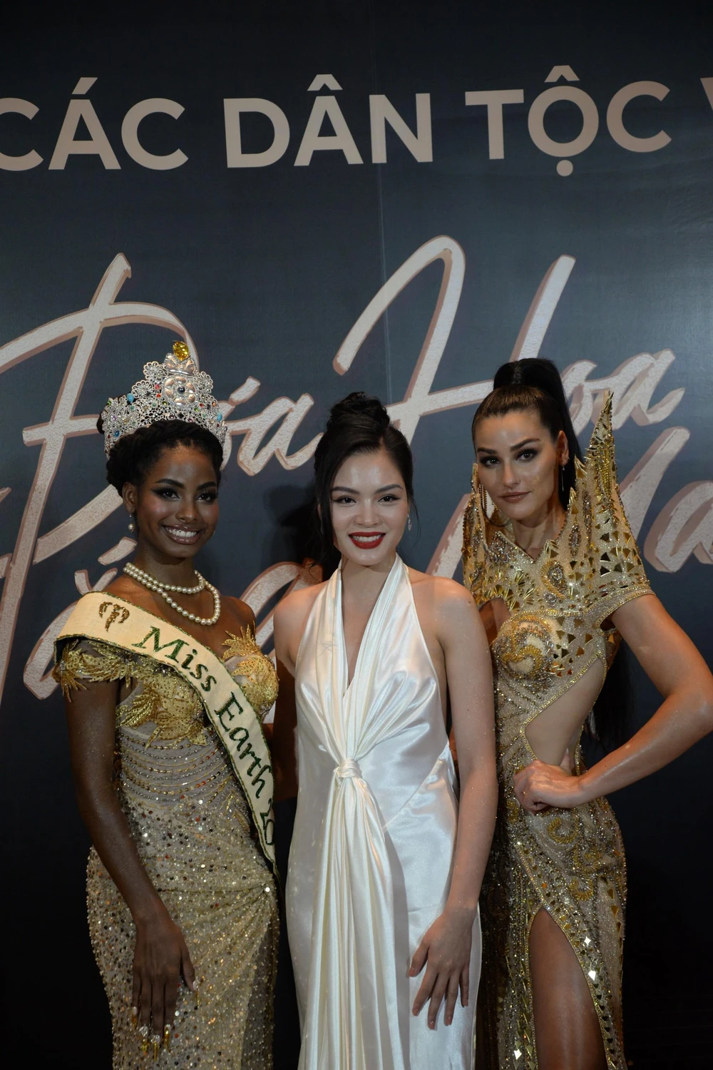 Miss Earth Vân Anh bên Hoa hậu Trái đất 2021 Destiny Evelyn Wagner và Hoa hậu Trái đất Lindsey Coffey. Ảnh: HÀ AN