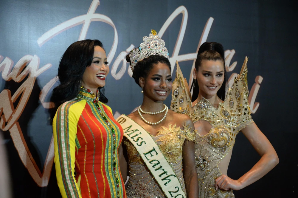 H’Hen Niê diện áo dài thổ cẩm tại chung kết Hoa hậu các dân tộc Việt Nam ảnh 3