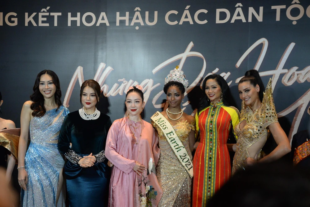 Người đẹp Ê đê đọ sắc cùng hai Hoa hậu quốc tế và dàn mỹ nhân Việt. Ảnh: HÀ AN