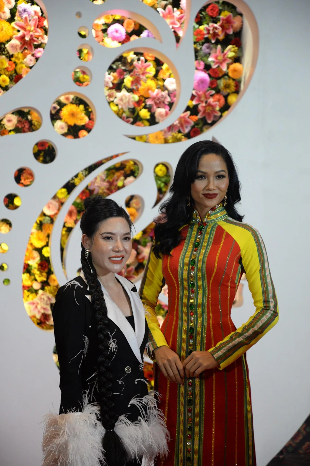 Áo dài thổ cẩm khoe khéo nét duyên dáng của cô gái buôn làng. Ảnh: HÀ AN