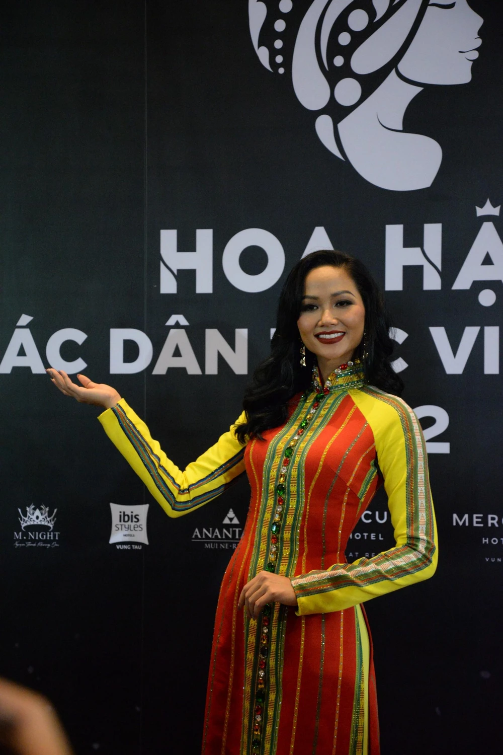 Hoa hậu H’Hen Niê mặc áo dài thổ cẩm tại chung kết Hoa hậu các dân tộc Việt Nam. Ảnh: HÀ AN