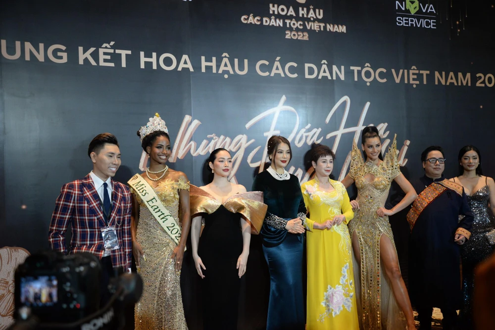 H’Hen Niê diện áo dài thổ cẩm tại chung kết Hoa hậu các dân tộc Việt Nam ảnh 8