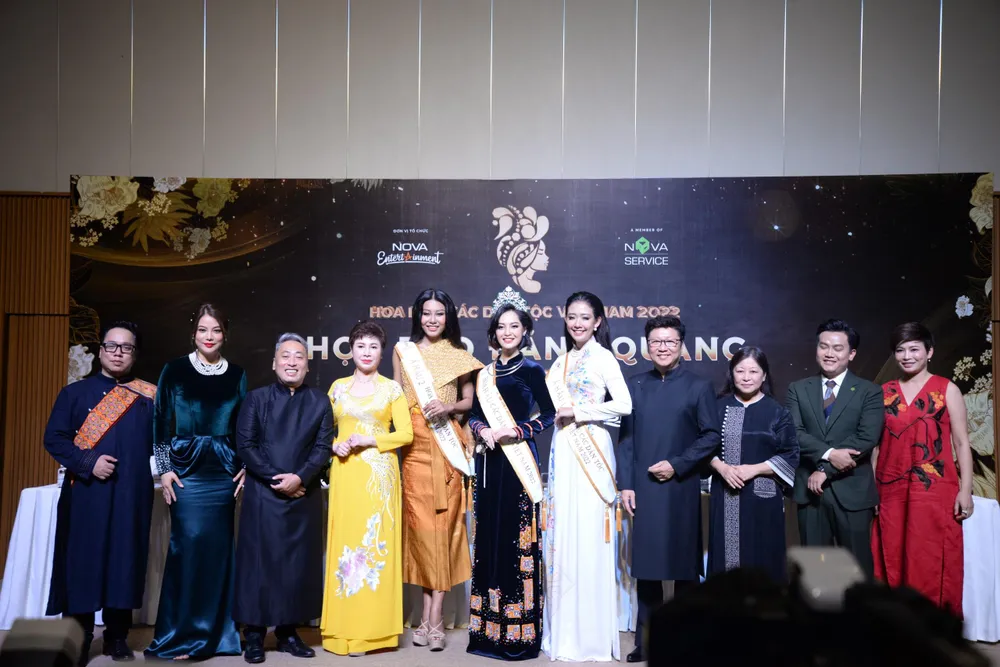 Top 3 Hoa hậu các Dân tộc Việt Nam và BTC chụp ảnh lưu niệm sau đêm chung kết. Ảnh: HÀ AN