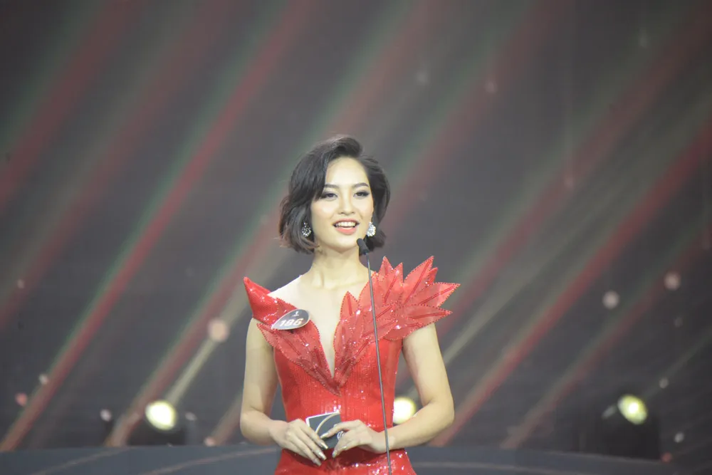 Nông Thúy Hằng trong phần thi ứng xử Top 5.