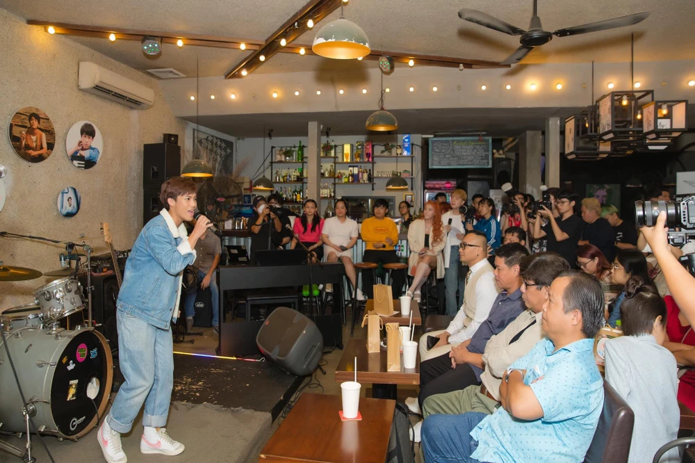 Võ Việt Phương vẫn còn run khi lần đầu tiên đứng trước đông đảo khán giả. Nhưng khi hoà mình vào âm nhạc, em tự tin, thể hiện cá tính. Ảnh FBNV