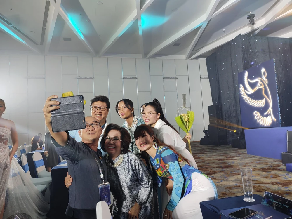 Hoa hậu H'Hen Niê chụp ảnh cùng ban tổ chức và ban giám khảo sau khi họp báo kết thúc. Ảnh: NGUYỄN TRÀ