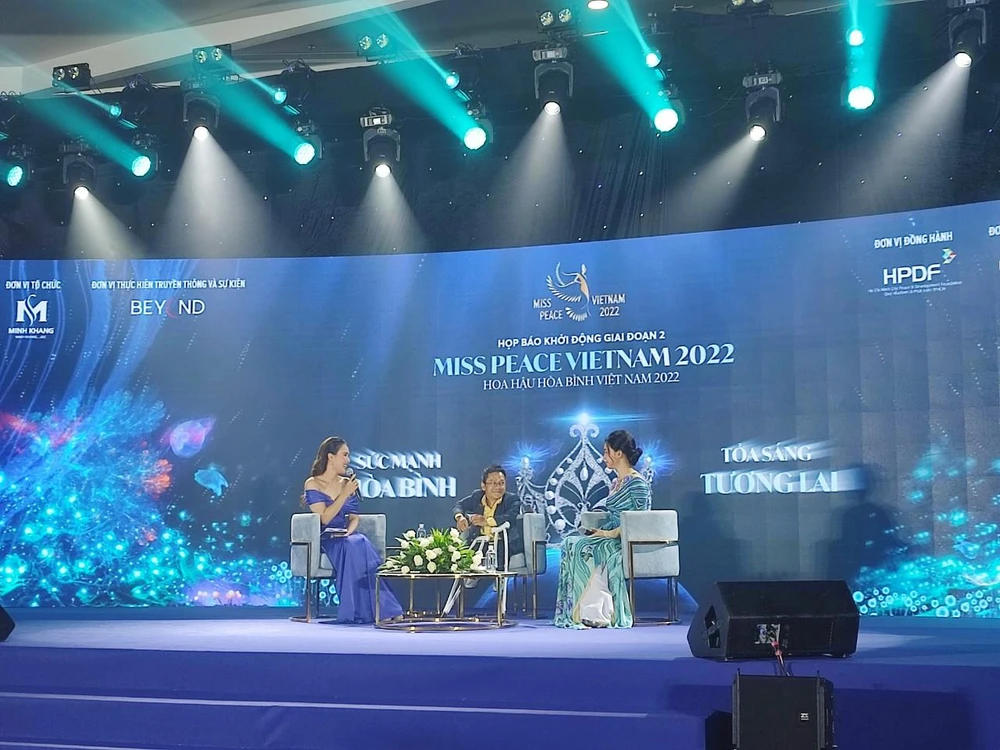 Họp báo còn có sự tham gia của Hoa hậu Trương Hồ Phương Nga và diễn giả Nguyễn Sơn Lâm. Ảnh: NGUYỄN TRÀ