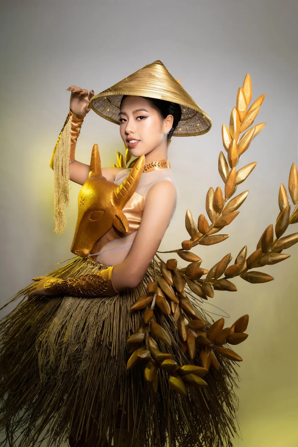 Độc đáo trang phục dân tộc nặng 7kg cùng Ngô Ngọc Gia Hân thi Hoa hậu Quốc tế. Trang phục lấy cảm hứng từ nền nông nghiệp lúa nước từ những hình ảnh gần gũi với làng quê Việt Nam như con trâu, nón lá, lúa rơm...