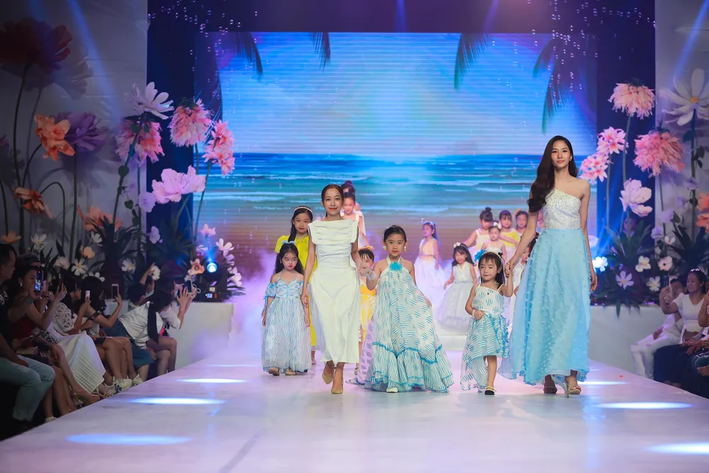 Hoàng Thùy, Mâu Thủy, Lệ Hằng diễn thời trang cùng các em nhỏ ảnh 4