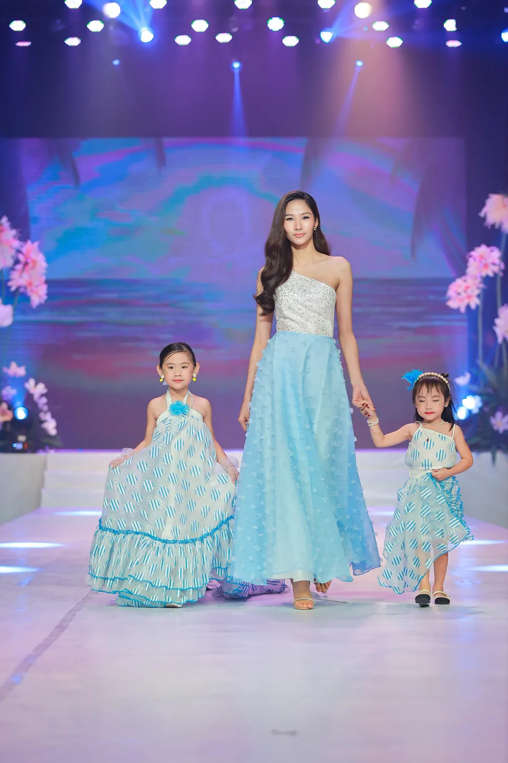 Các siêu mẫu nhí tự tin sải bước cùng Á hậu Hoàng Thùy