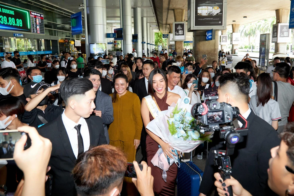 Kim Duyên hạnh phúc trong vòng tay người hâm mộ. Cô vừa trở về Việt Nam sáng nay 25-7 sau một chuyến bay dài. Ảnh: SANG ĐÀO